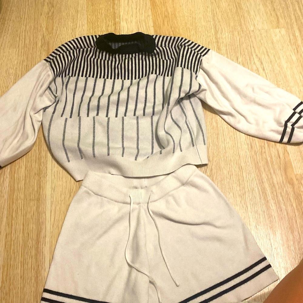 Long sleeve pjs with shorts colors are eight and black